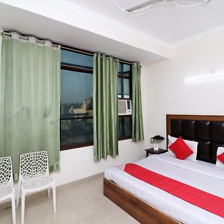 Oyo 24958 Hotel Dayal Belanganj Ngoại thất bức ảnh